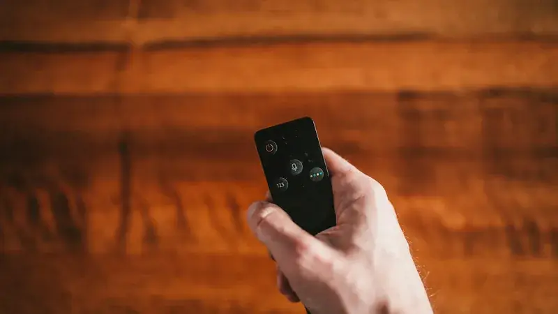 Mando a distancia apuntando al televisor