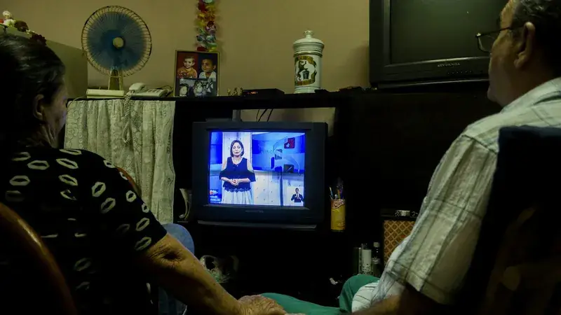 Familia viendo la televisión en casa