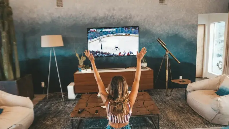 Celebrando un gol frente al televisor
